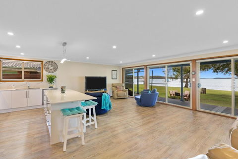 Kalimna Lakeside Living - Southport Accommodation 2
