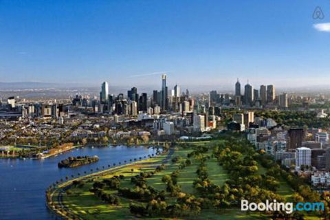 A Cozy CBD Suite With Spectacular City Views - Southport Accommodation 4
