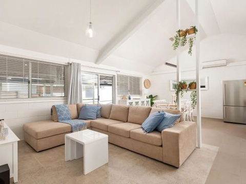 Little Kingsley Beach House 59A Kingsley Drive - Southport Accommodation 0