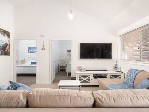 Little Kingsley Beach House 59A Kingsley Drive - Southport Accommodation 4
