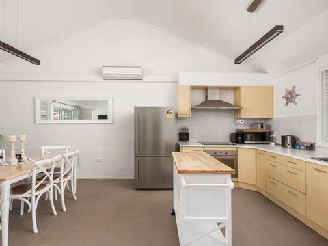 Little Kingsley Beach House 59A Kingsley Drive - Southport Accommodation 5