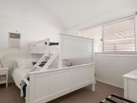 Little Kingsley Beach House 59A Kingsley Drive - Southport Accommodation 3