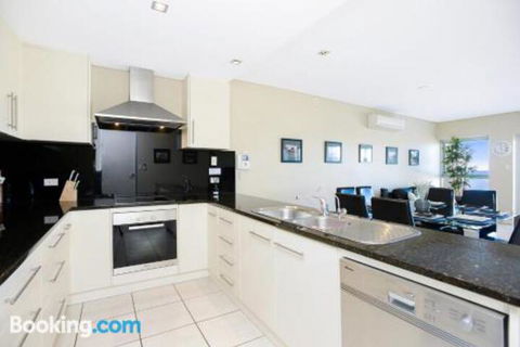 Bayline Beachfront Apartment No 4 - Southport Accommodation 3