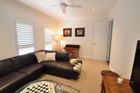 A Home Like Few Others - Southport Accommodation 5