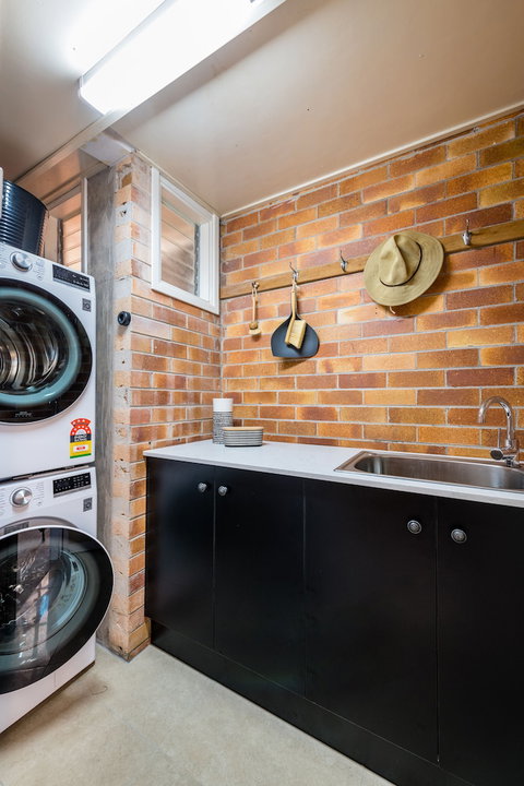 Hedge House- Luxury Space Style Location - Accommodation Southport 2