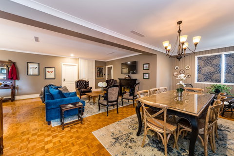 Hedge House- Luxury Space Style Location - Accommodation Southport 3