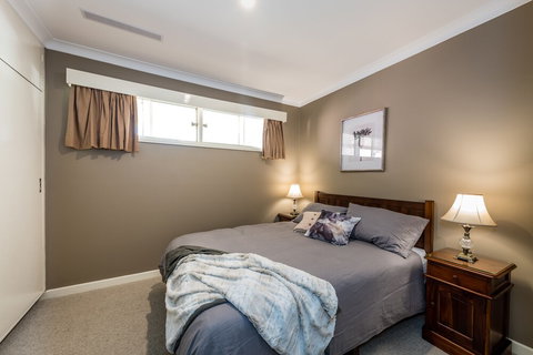 Hedge House- Luxury Space Style Location - Accommodation Southport 6