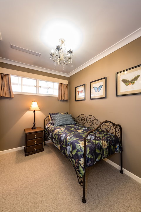 Hedge House- Luxury Space Style Location - Accommodation Southport 4