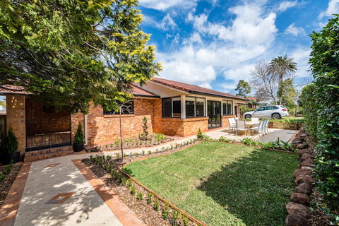 Hedge House- Luxury Space Style Location - Accommodation Southport 1