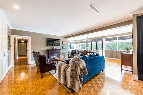 Hedge House- Luxury Space Style Location - Accommodation Southport 5