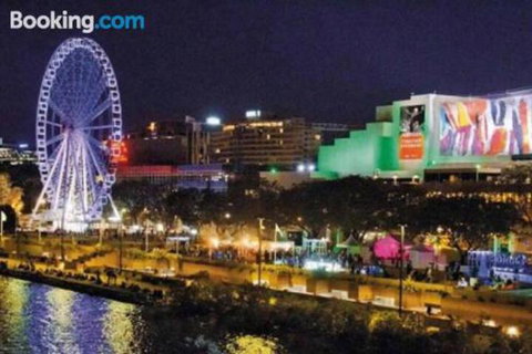 3br Stylish Apt CBD River & City Views SpaSaunaPoolWIFINetflix - Accommodation Southport 3