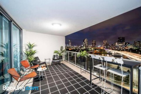 3br Stylish Apt CBD River & City Views SpaSaunaPoolWIFINetflix - Accommodation Southport 0