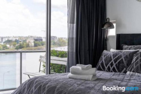 3br Stylish Apt CBD River & City Views SpaSaunaPoolWIFINetflix - Accommodation Southport 6