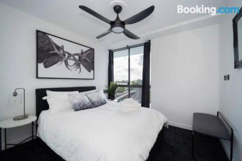 3br Stylish Apt CBD River & City Views SpaSaunaPoolWIFINetflix - Accommodation Southport 5