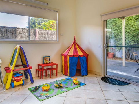 Cuttriss By The Beach - Southport Accommodation 1