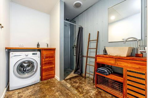 SUNSET BEACH SHACK On SURF - Southport Accommodation 1