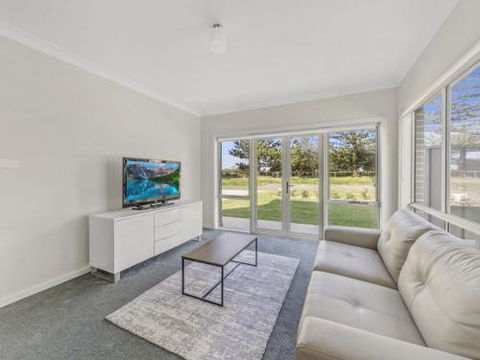 SEA MIST Gerringong 4pm Check Out Sundays - Southport Accommodation 2