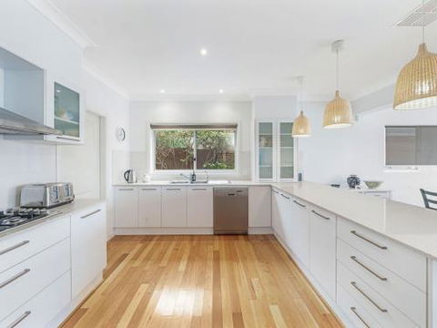 VIEWTOPIA Gerroa 4pm Check Out Sundays - Southport Accommodation 3