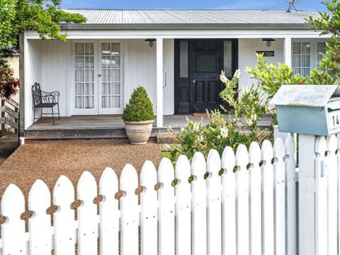 VINCES LANDING OLD EROWAL BAY 4pm Check Out Sundays - Southport Accommodation 3