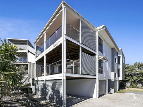 Drift Beach House - Southport Accommodation 5