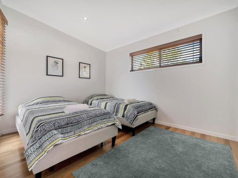 Drift Beach House - Southport Accommodation 6