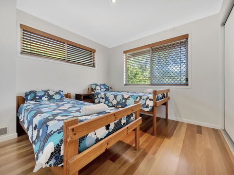 Drift Beach House - Southport Accommodation 3