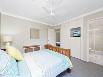 Grevillia Bay Parklands Unit 49 / 2 Gowrie Avenue - Accommodation Southport 1