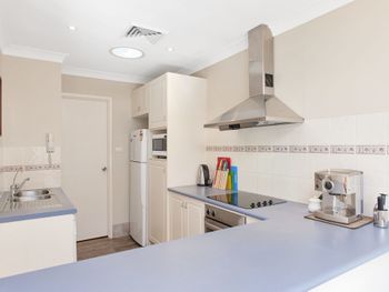 Grevillia Bay Parklands Unit 49 / 2 Gowrie Avenue - Accommodation Southport 4