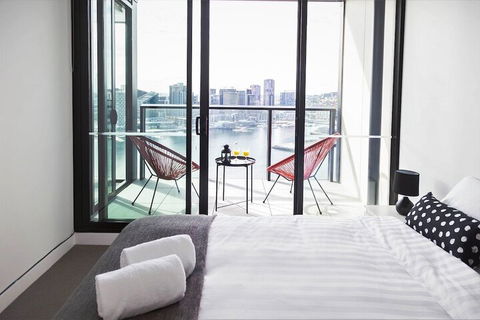 Pars Apartments Collins Wharf Docklands - Southport Accommodation 6