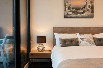 Stunning Harbour & City View Loft - Accommodation Southport 4