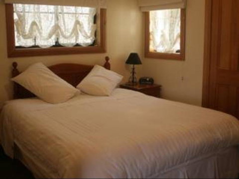 Twin Pines Cottage On Lansdowne - Accommodation Southport 1