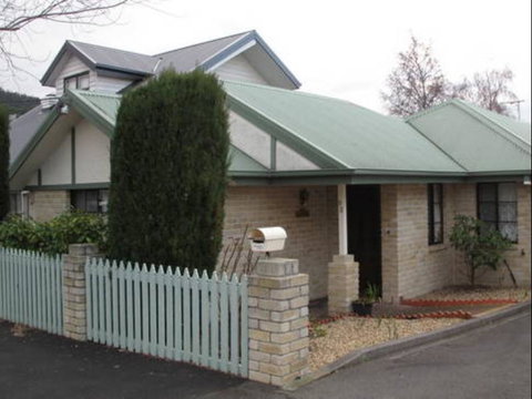 Twin Pines Cottage On Lansdowne - Accommodation Southport 2