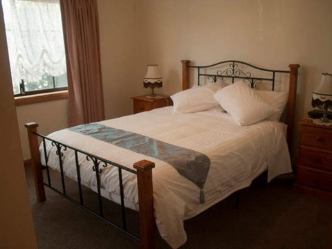 Twin Pines Cottage On Lansdowne - Accommodation Southport 3