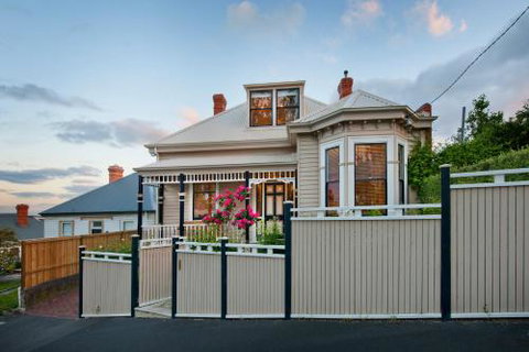 Library House - Accommodation Southport 2