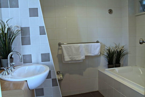 Adelaide DressCircle Apartments - Ward St - Accommodation Southport 0