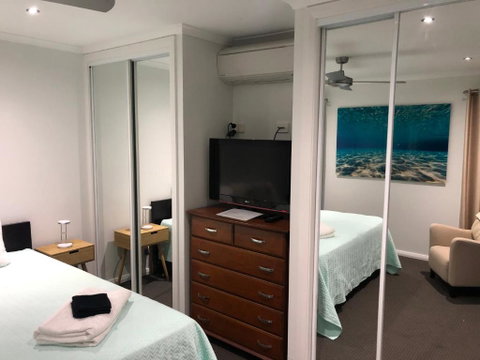 Beach & Bay Holiday House - Southport Accommodation 6
