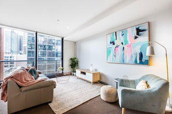 Ella, 1BDR Melbourne Apartment - Southport Accommodation 6
