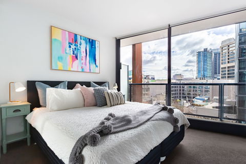 Ella, 1BDR Melbourne Apartment - Southport Accommodation 3