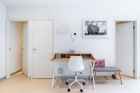 Ella, 1BDR Melbourne Apartment - Southport Accommodation 5