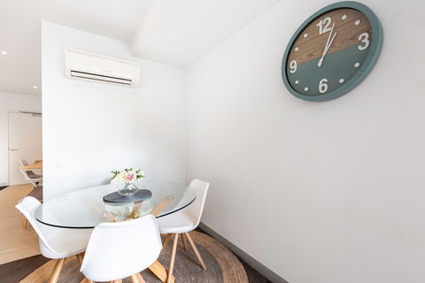 Ella, 1BDR Melbourne Apartment - Southport Accommodation 4