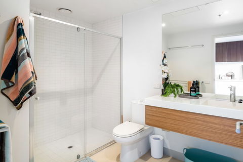 Ella, 1BDR Melbourne Apartment - Southport Accommodation 2