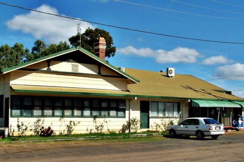 Gowrie Hotel Motor Inn - Accommodation Southport 2