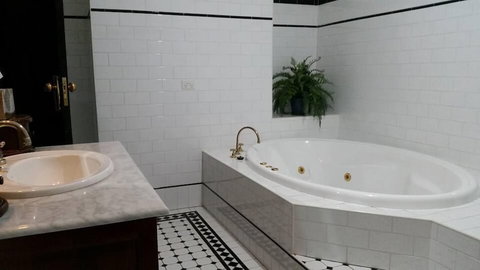 Petersons Armidale Winery & Guesthouse - Accommodation Southport 5