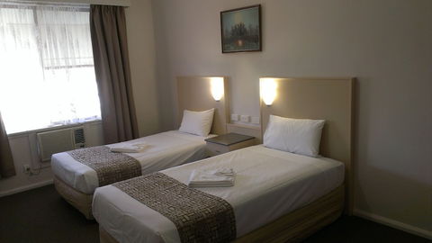 Lindy Lodge Motel - Southport Accommodation 1