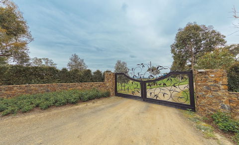 Outlook Hill Vineyard Cottages - Southport Accommodation 0
