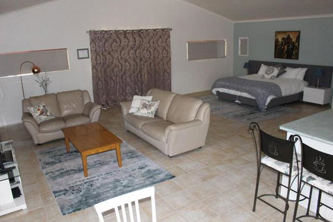Granite Gardens Cottages & Lake Retreat - Accommodation Southport 5