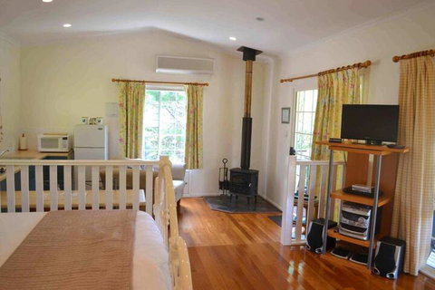 Granite Gardens Cottages & Lake Retreat - Accommodation Southport 3