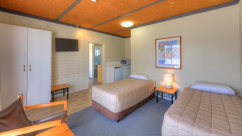 Motel Meneres - Accommodation Southport 5