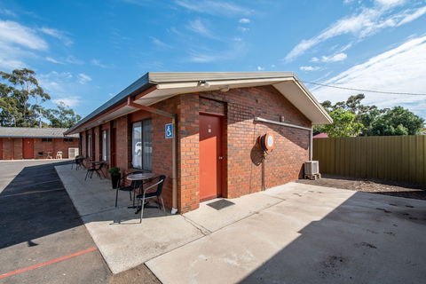 Golden Country Motel & Caravan Park - Southport Accommodation 0