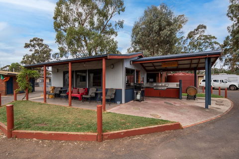 Golden Country Motel & Caravan Park - Southport Accommodation 2